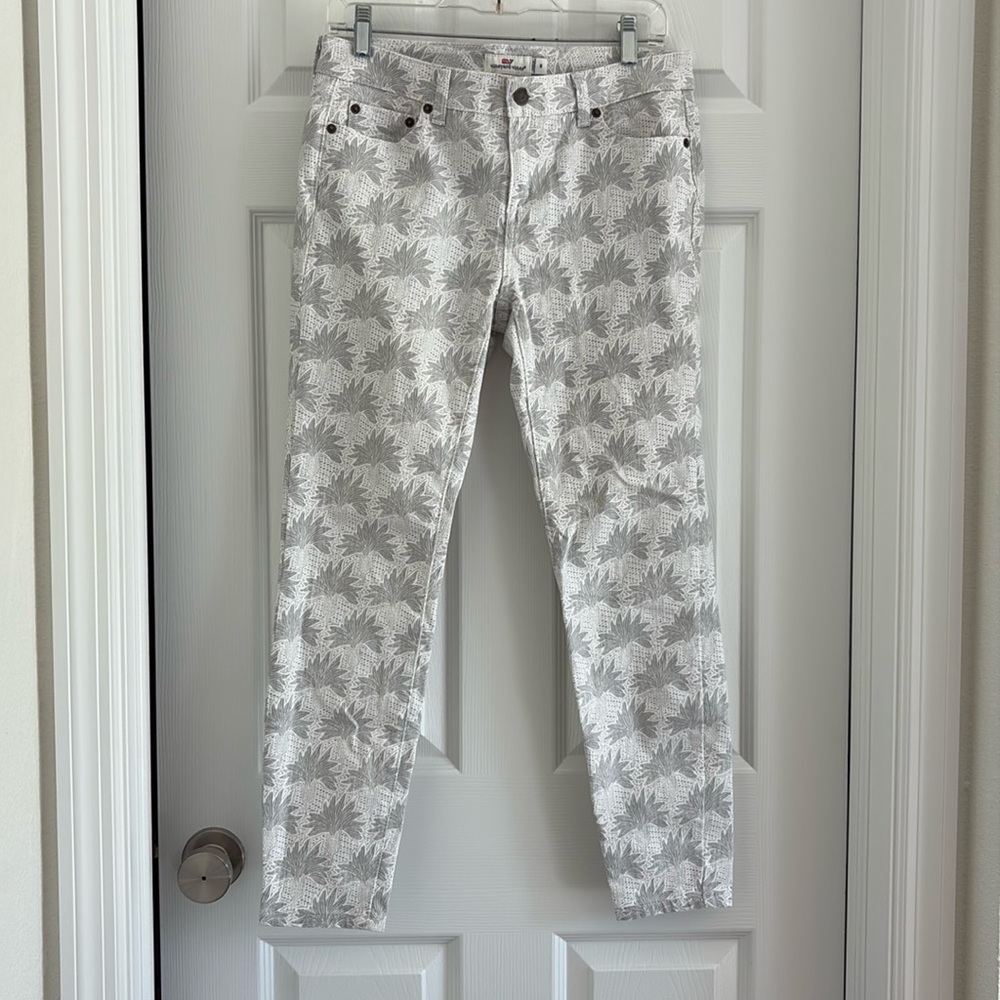 Vineyard Vines white and gray palm leaf pattern pants size 8